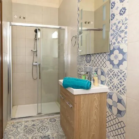 5 Bedroom Holiday With Private Pool بيت للعطل *