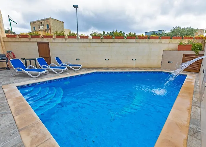 5 Bedroom Holiday With Private Pool *