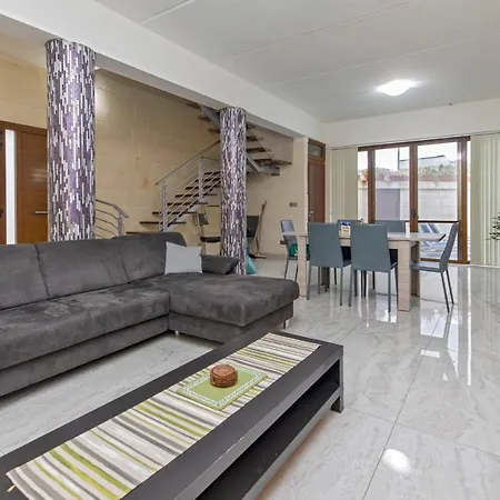 5 Bedroom Holiday With Private Pool *