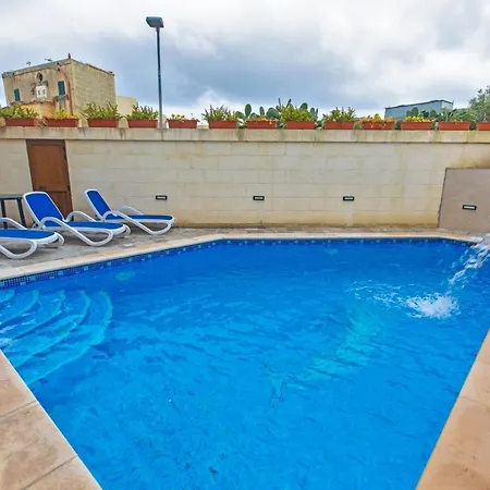 5 Bedroom Holiday With Private Pool *