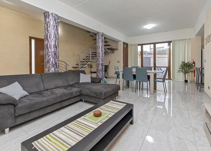 5 Bedroom Holiday With Private Pool *